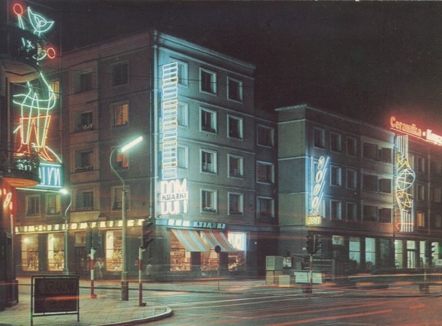 Dawna ulica Buczka, dzisiaj Paderewskiego także była rozświetlona neonami: księgarnia Żeromskiego, Motozbyt i Ceramika. Więcej na kolejnych zdjęciach.