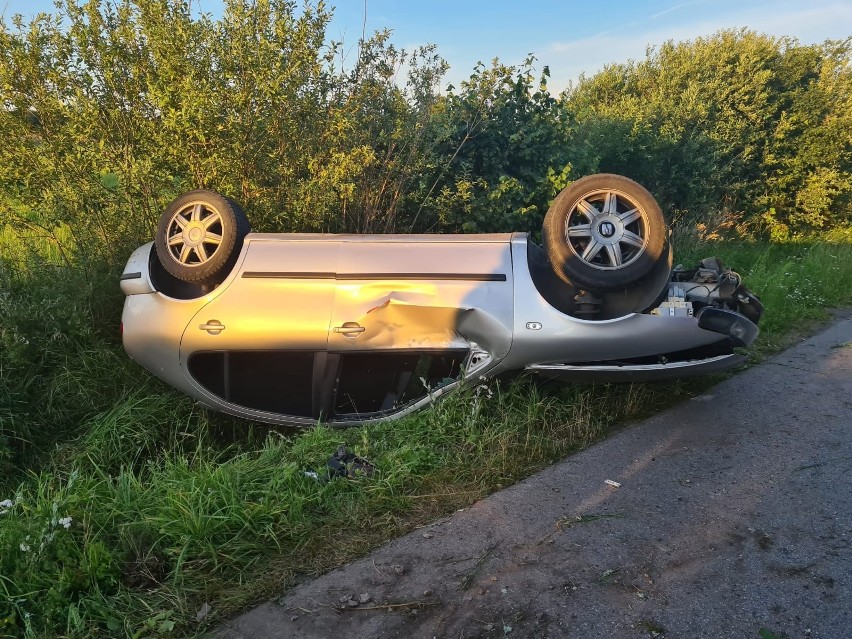 Seat dachował i wylądował na poboczu drogi w okolicach...