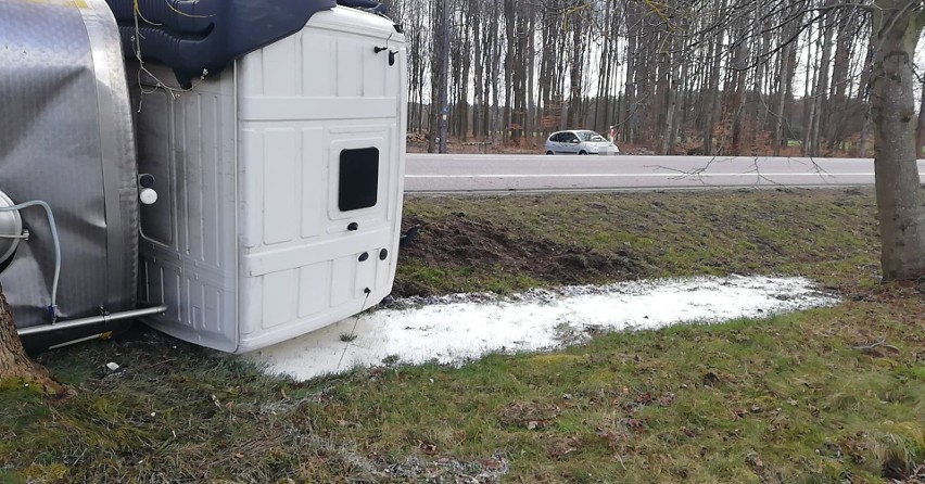 Pod Sycewicami cysterna z mlekiem wjechała do rowu. Policja szuka świadków zdarzenia [ZDJĘCIA]