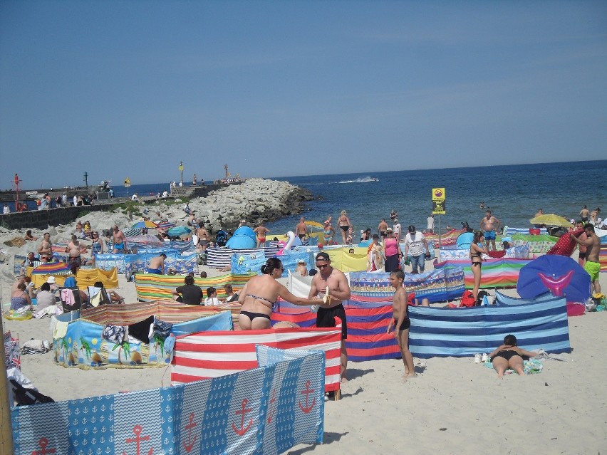 W niedzielne wczesne popołudnie ustecka plaża pełna turystów