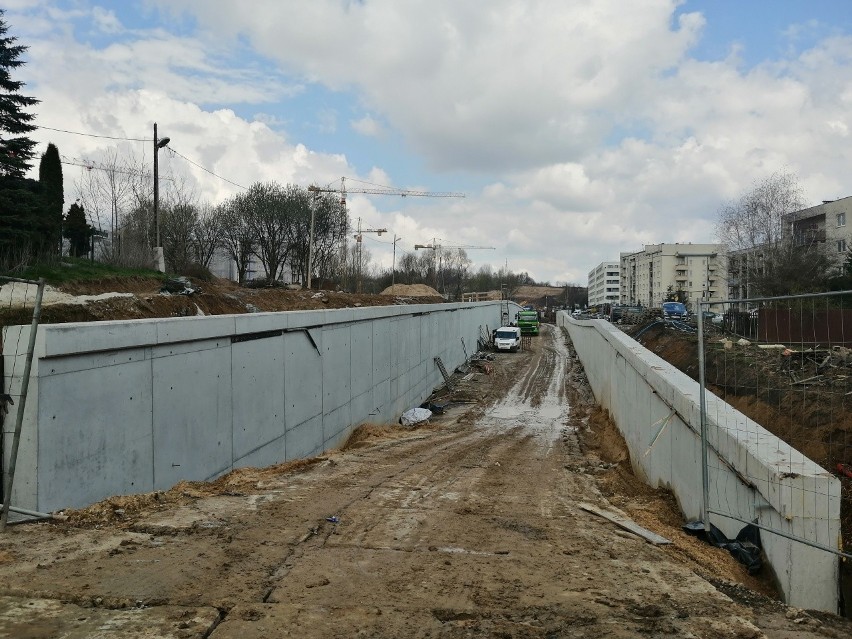 Kraków. Wielkie wykopy i odwierty na budowie linii tramwajowej do Górki Narodowej [ZDJĘCIA]