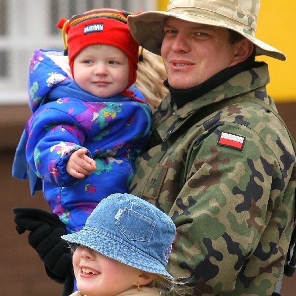 Logistycy z Bydgoszczy żegnają się z rodzinami przed wyjazdem do Afganistanu.