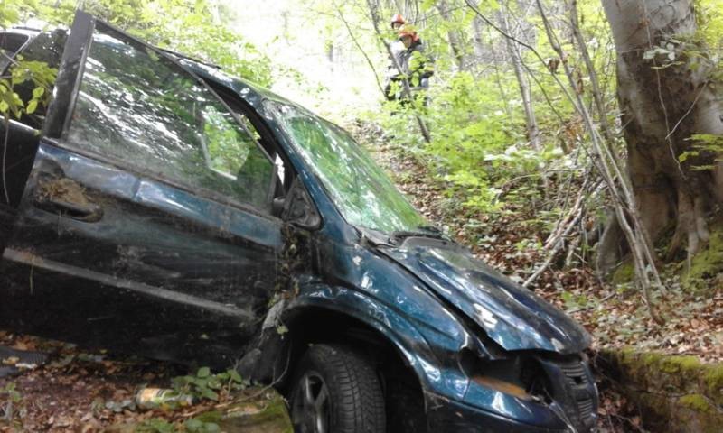 Rozbili auto w lesie, zostawili wrak i znikneli