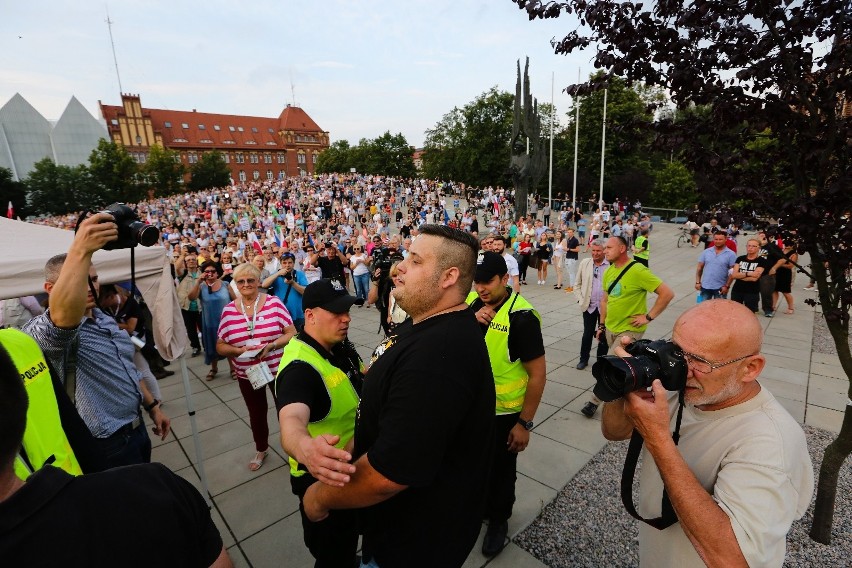 Protest na Placu Solidarności przeciwko reformie sądów. Przyszedł tłum [zdjęcia, wideo] 