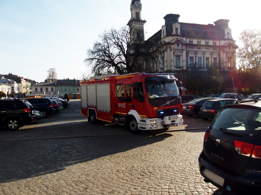 Nowy Sącz. Wozy strażackie na Rynku. To nie były ćwiczenia [ZDJĘCIA]