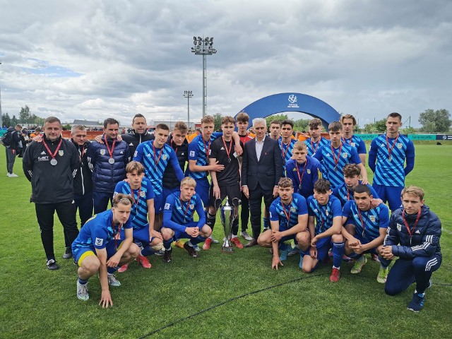 Zespół Arki Gdynia U-18 po ostatnim meczu sezonu z Zagłębiem Lubin w Centralnej Lidze Juniorów