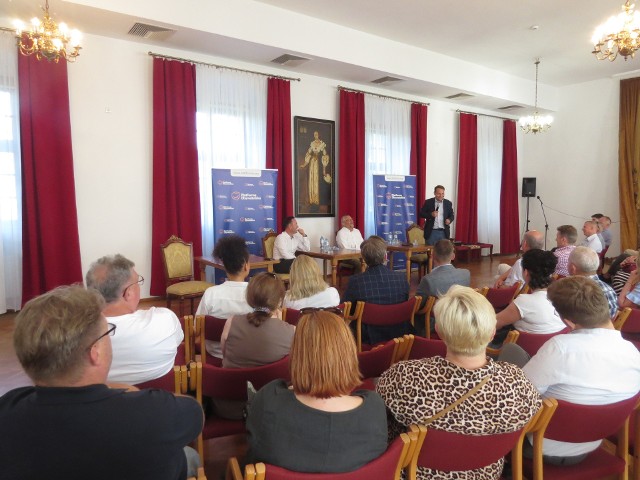 W spotkaniu w Brodnicy z posłami Tomaszem Lenz i Tomaszem Szymańskim oraz europosłem Radosławem Sikorskim uczestniczyło ok. 40 osób