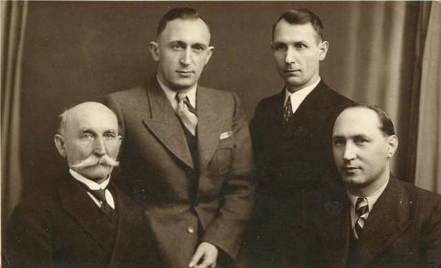 Dziadek Władysław Klepacki i trzej jego synowie: Władysław – mój ojciec, Czesław i Aleksander w okresie  międzywojennym