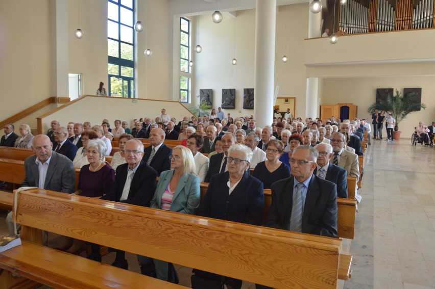 Pielgrzymka złotych jubilatów do kościoła seminaryjnego w Opolu