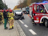 Wypadek w Walidrogach pod Opolem. Bus uderzył w tył samochodu terenowego. Ranny został policjant