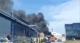 Wielki słup dymu na terenie dawnej huty Częstochowa - w gaszeniu pożaru brały udział cztery zastępy Państwowej Straży Pożarnej