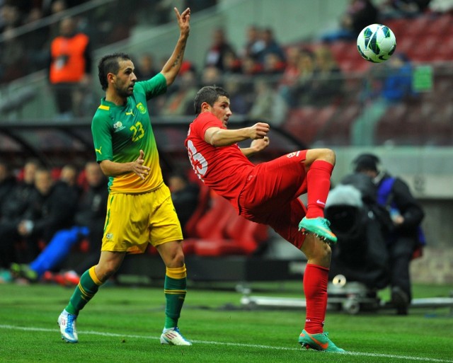 Ricardo Nunes (zielono-niebieski strój) zagrał przeciwko Polsce w towarzyskim meczu w Warszawie