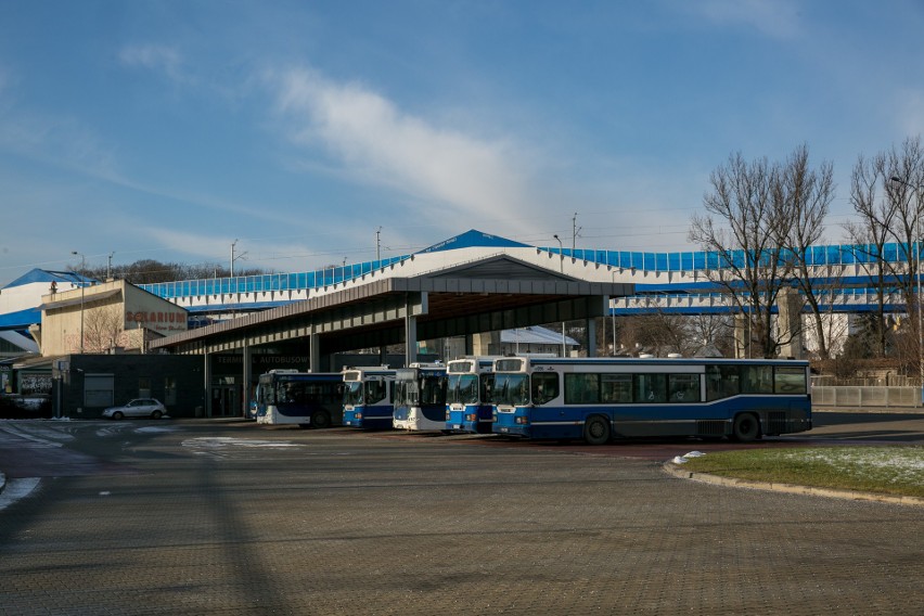 Na terminalu przy Powstańców Wielkopolskich czekają tylko autobusy