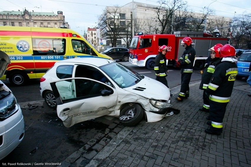 Wrocław: Wypadek na skrzyżowaniu Podwala i Sądowej. Peugeot uderzył w busa (ZDJĘCIA)