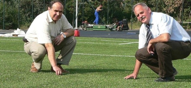 Sztuczna trawa jest super! - ocenili wiceburmistrz Czesław Kowalski (z prawej) i naczelnik Kazimierz Śliwakowski podczas wczorajszego rekonesansu na budowie Orlika 2012 w kazimierskiej &#8222;trójce&#8221;.
