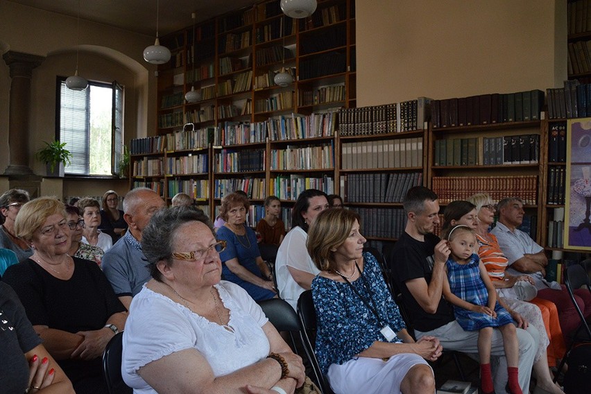 Nowy Sącz. Noc Bibliotek RzeczpospoCzyta [ZDJĘCIA]