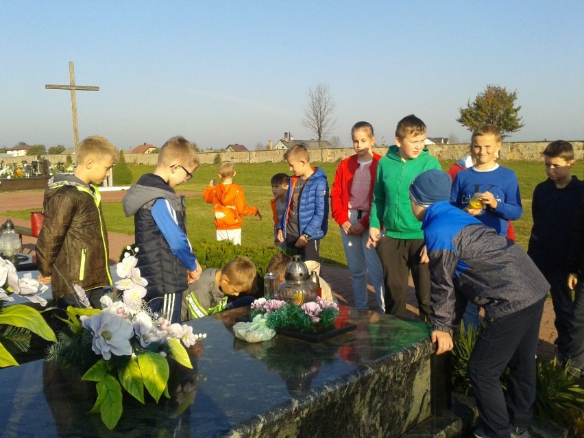 "Szkoła Pamięta" - piękna akcja uczniów w gminie Pawłów. Zapalili znicze na grobach zmarłych nauczycieli  [ZDJĘCIA]