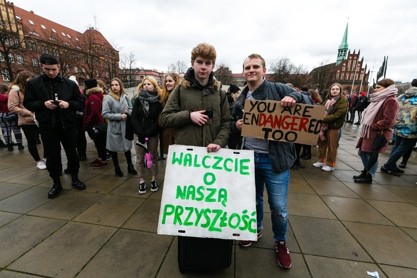 Strajk młodzieży dla klimatu w Szczecinie. Zrezygnowali z lekcji by uświadamiać polityków [ZDJĘCIA, WIDEO]