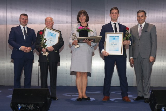 W czwartek, 13 czerwca w Centrum Konferencyjnym Targów Kielce odbyła się uroczysta gala plebiscytu Hipokrates Świętokrzyski 2018, podczas której laureaci z powiatu oraz całego regionu, otrzymali statuetki i dyplomy. Nagrodziliśmy również lekarzy i placówki medyczne w kategoriach regionalnych: Lekarz Rodzinny, Pediatra, Stomatolog, Pielęgniarka/Położna, Ortopeda, Kardiolog, Ginekolog, Chirurg, Okulista, Farmaceuta, Ratownik Medyczny, Przychodnia/Gabinet, Szpital, Salon Optyczny.Na następnych slajdach prezentujemy laureatów w kategoriach Lekarz Gniekolog w województwie świętokrzyskim.