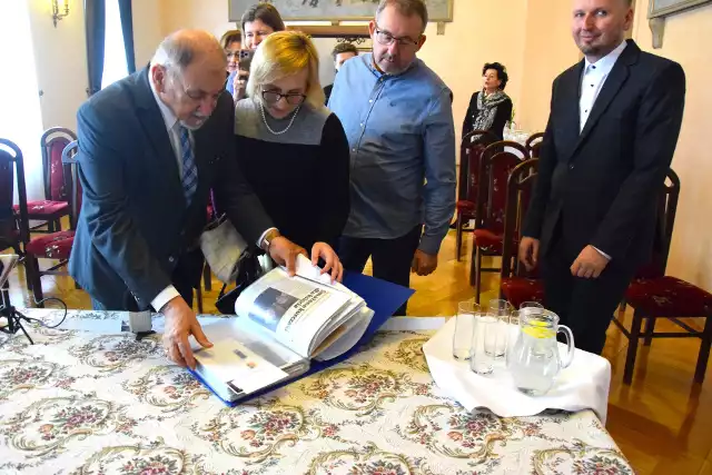 Burmistrz Żywca Antoni Szlagor pokazuje oryginalną korespondencję dotyczącą Habsburgów, jaką zgromadził zajmując się rodziną w ostatnich latach