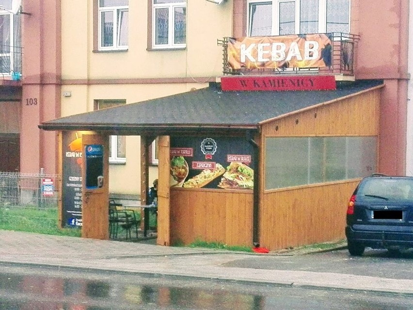 Kebab w Kamienicy mieści się przy ulicy Iłżeckiej 103 w...