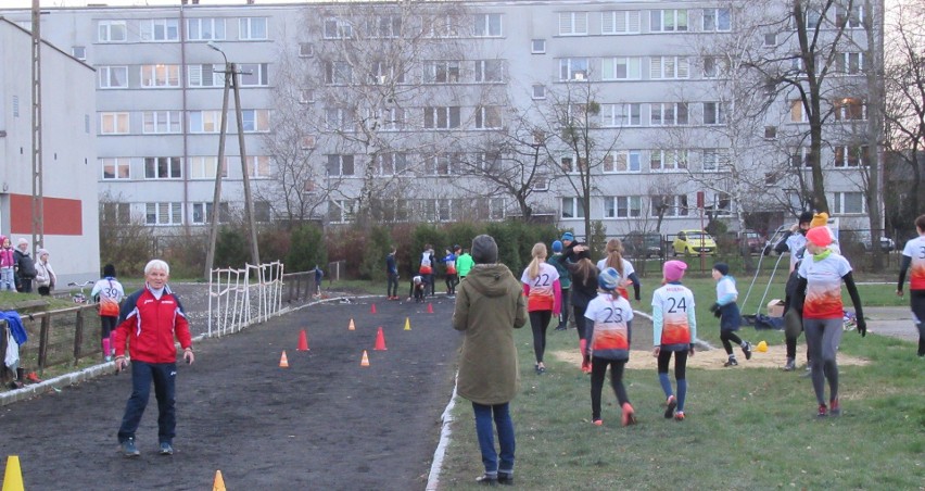 Mikołajkowe zawody lekkoatletyczne w Koluszkach. Rywalizowano w biegach i sztafecie