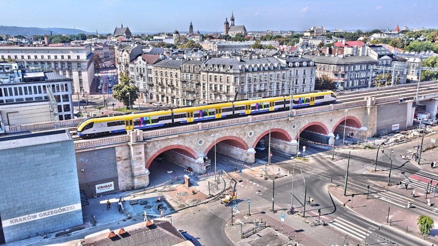W Krakowie w ramach prac kolejowych rozbudowano wiadukt nad...