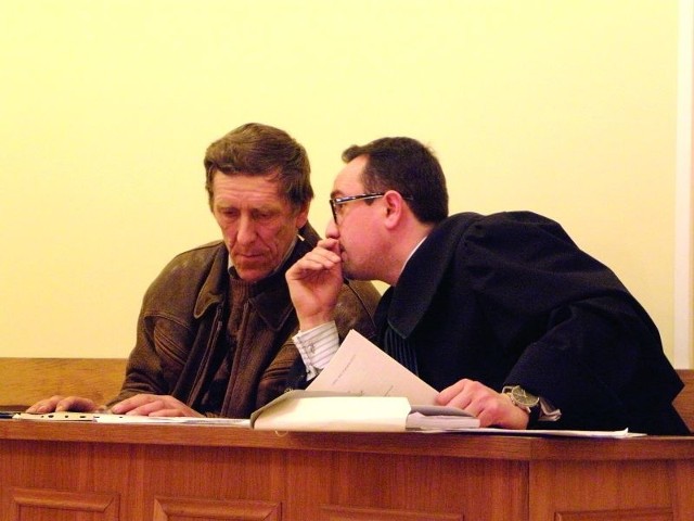 Zdzisław Jurczak został uniewinniony. Na zdjęciu: z adwokatem Mariuszem Charkiewiczem