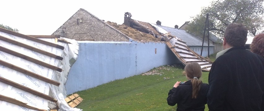 Trąba zerwała dach ze stajni Zamku Rycerskiego w Sobkowie na...