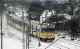 Ewakuacja składu SKM w Gdyni. Śnieżyca utrudnia przejazdy również pociągom