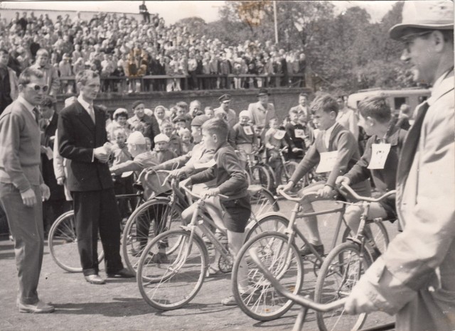 1960 r. Stadion „Bałtyku”  wypełniony ludźmi po brzegi. Na bieżni  redaktor Leszek Figas (pierwszy z lewej)     pomysłodawca i główny organizator imprezy, ustawia  zawodników do startu w kolejnym biegu