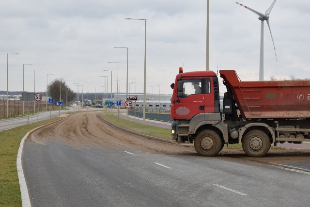 Droga prowadząca od  wyjazdu z piaskuli w Słupsku wczoraj wyglądała fatalnie. Strażnicy miejscy już się tym problemem zainteresowali.