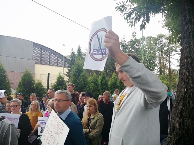 Według mieszkańców Cieszyna, którzy wzięli udział w proteście, taka inwestycja oszpeci wzgórze i całą panoramę miasta.