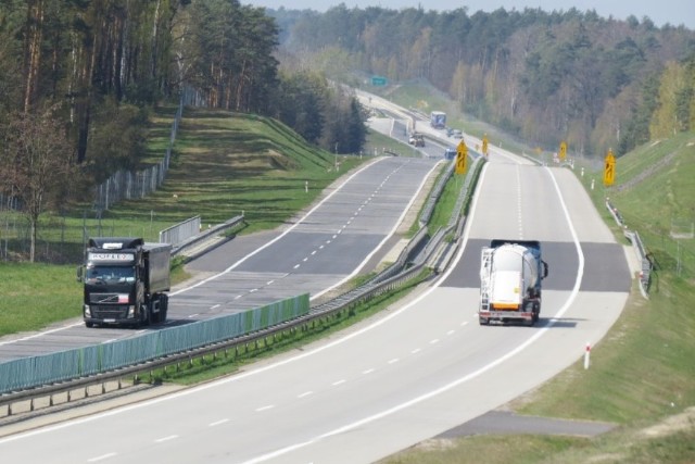 W piątek, 24 kwietnia 2020 r., została podpisana umowa na przebudowę i dostosowanie 12-kilometrowego odcinka drogi krajowej nr 18 do parametrów autostrady.