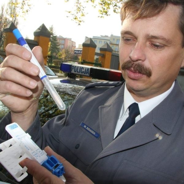 Aspirant sztab. Mirosław Dziadek z policji w Brzegu: - Narkotest jest prosty w użyciu. Pobiera się ślinę i wynik jest po 15 minutach.
