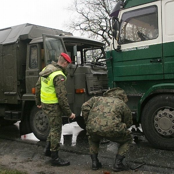 Dwa samochody ciężarowe, które się zdarzyły utrudniają przejazd tym fragmentem drogi.