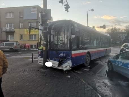 Kierowca autobusu chcąc uniknąć zderzenia, uderzył w...