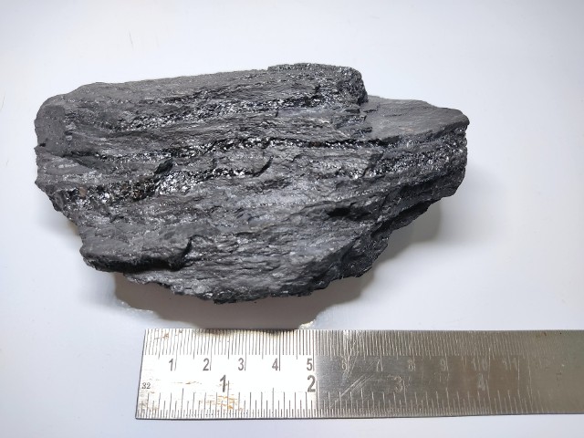 Słabe pol­skie węgle kamienne o niskiej kaloryczności są szaro-czarne. Mają war­stwową struk­turę i łatwo się kru­szą. Wysokiej jakości węgle im są bar­dziej smo­li­ście czarne i błysz­czące, tym są bar­dziej kalo­ryczny. Węgiel taki może mieć lekko war­stwową struk­turę, jest bardzo twardy. Nie­które z nich mogą wyglądać jak lite kamie­nie, które bar­dzo trudno rozbić. Wystarczy więc upuścić węgiel na ziemię.