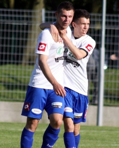 Strzelcy bramek dla MKS-u: Arkadiusz Półchłopek (z lewej) i Waldemar Sobota.