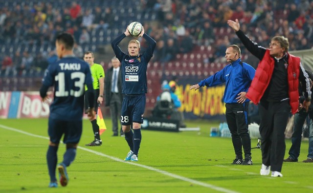 Mateusz Lewandowski (w środku) może znaleźć się w kadrze na mecz z Widzewem.