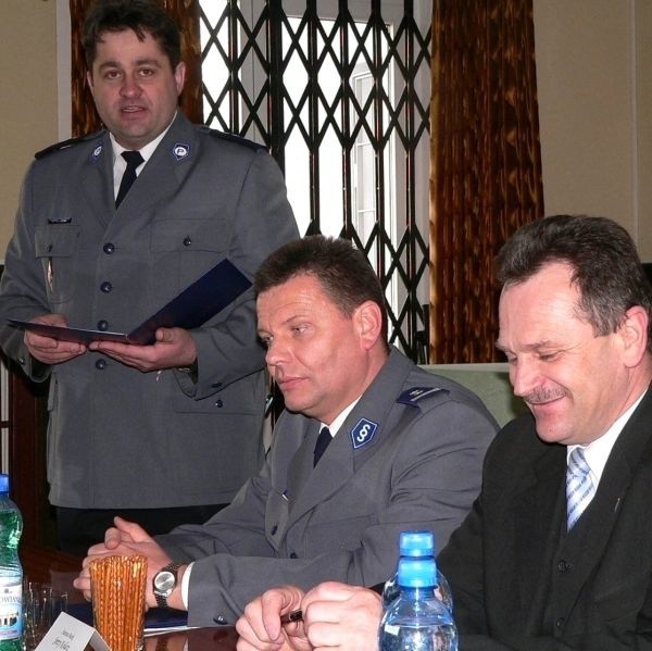 Szef buskiej policji Roman Sobczak (z lewej) powitał zaproszonych na naradę - nowego komendanta wojewódzkiego Mirosława Schosslera i starostę Jerzego Kolarza.