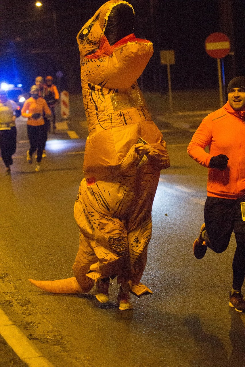 Trzecia Dycha do Maratonu 2018. Nocne marki biegowe w akcji (ZDJĘCIA, WIDEO)