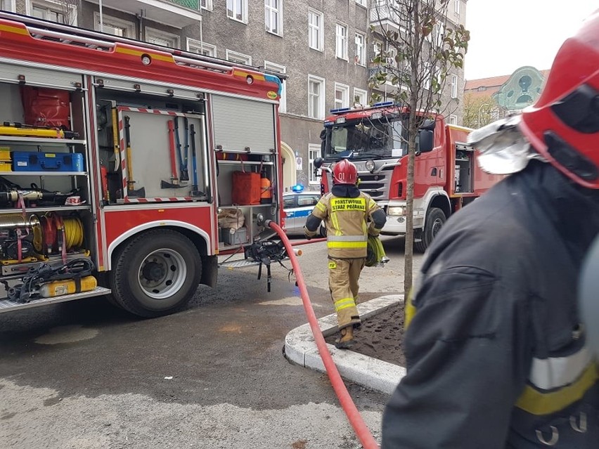 Szczecin: Tragiczny pożar przy ul. Małkowskiego. Trzy osoby nie żyją [ZDJĘCIA]