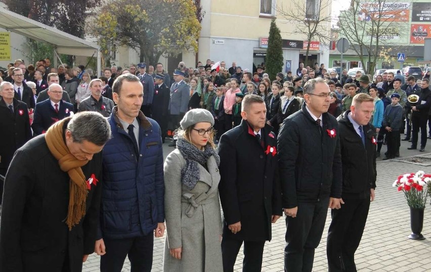 Pod pomnikiem kwiaty złożyli samorządowcy, przedstawiciele...