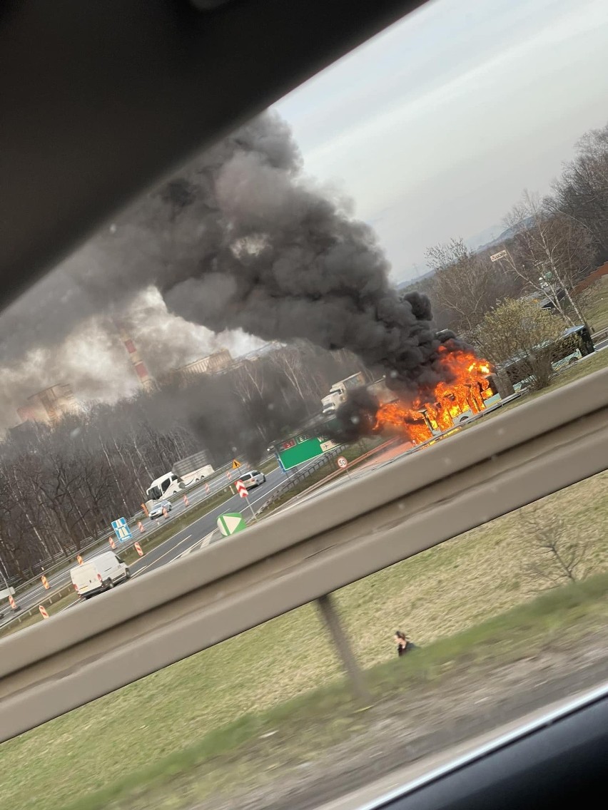 Pożar autobusu miejskiego na autostradzie A4. W środku byli pasażerowie!