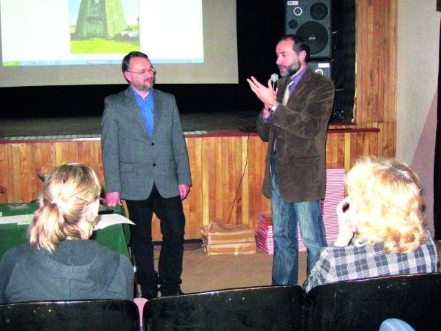 Jednym z uczestników konferencji był dyrektor Podlaskiego Muzeum Wsi Artur Gaweł (z lewej). Obok &#8211; prezes Michał Matyskiel.