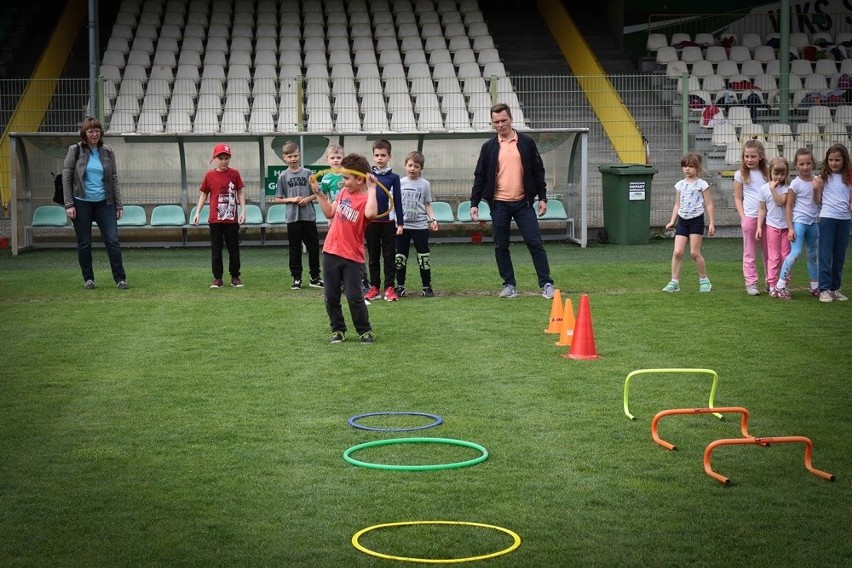 Śląsk otwiera klasy sportowe w szkołach podstawowych. Dzieci trenują z piłkarzami WKS-u [FILM, ZDJĘCIA]