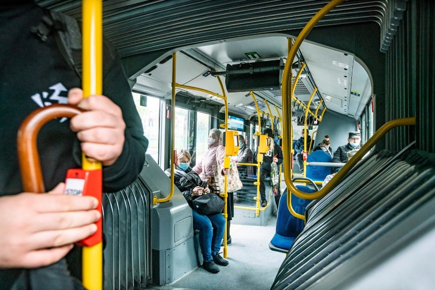 Kraków. Urządzenia do dezynfekcji dłoni w tramwajach i autobusach? Zdaniem urzędu doprowadziłyby do... zgromadzeń