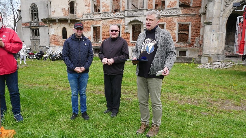 Wielkie sprzątanie parku w Kopicach odbyło się po raz czwarty. Zebrano 70 worków śmieci!