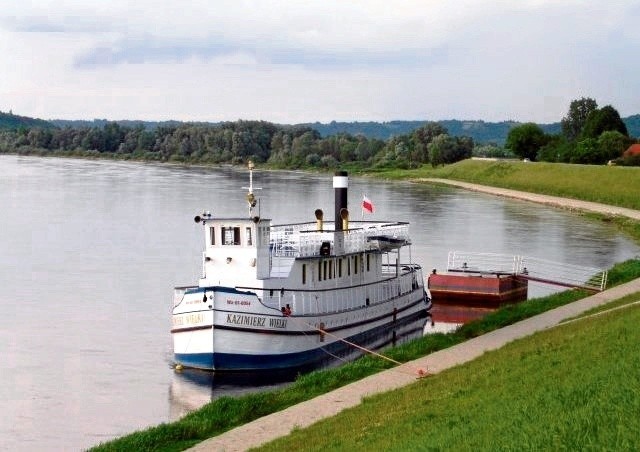 Tylnokołowiec pasażerski Kazimierz Wielki cumujący na przystani w Kazimierzu Dolnym